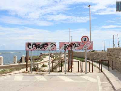 Proseguendo su via Trulli arriviamo al punto pi� critico di tutta la zona, dove la strada risulta addirittura sbarrata da vistose e arrugginite barriere in ferro